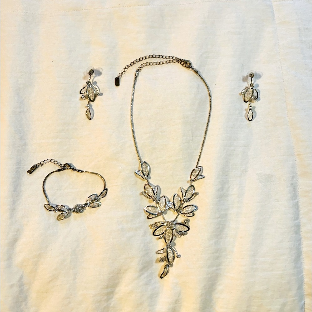 ✨Shining✨ Three-piece, silver rhinestone and mesh leaf jewelry set